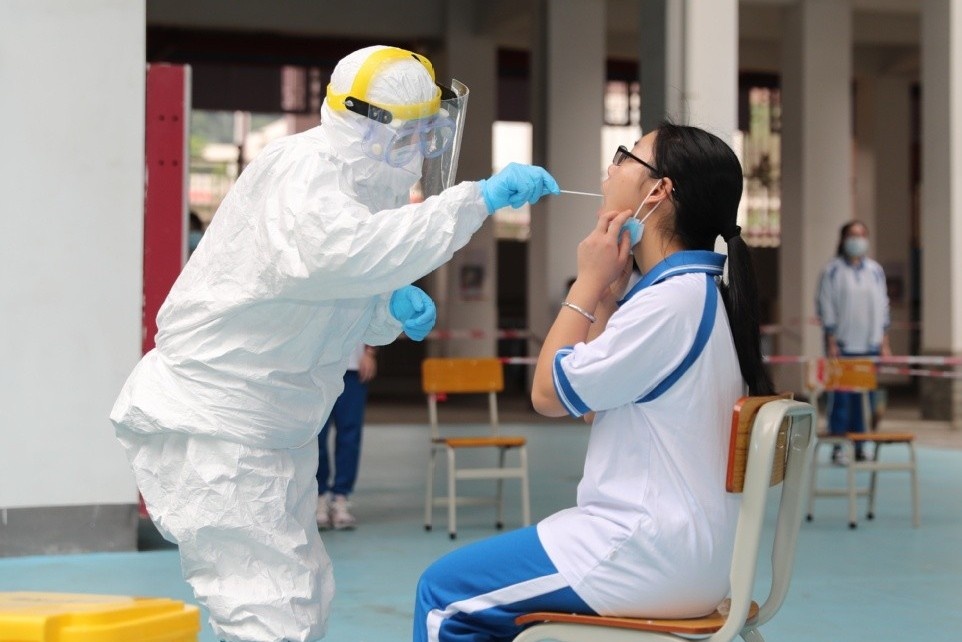 27 hoc sinh, giao vien o Trung Quoc mac Covid-19 hinh anh