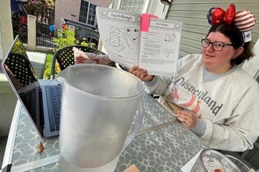 Hoc sinh lam nui lua nhan tao trong phong thi nghiem mua dich hinh anh