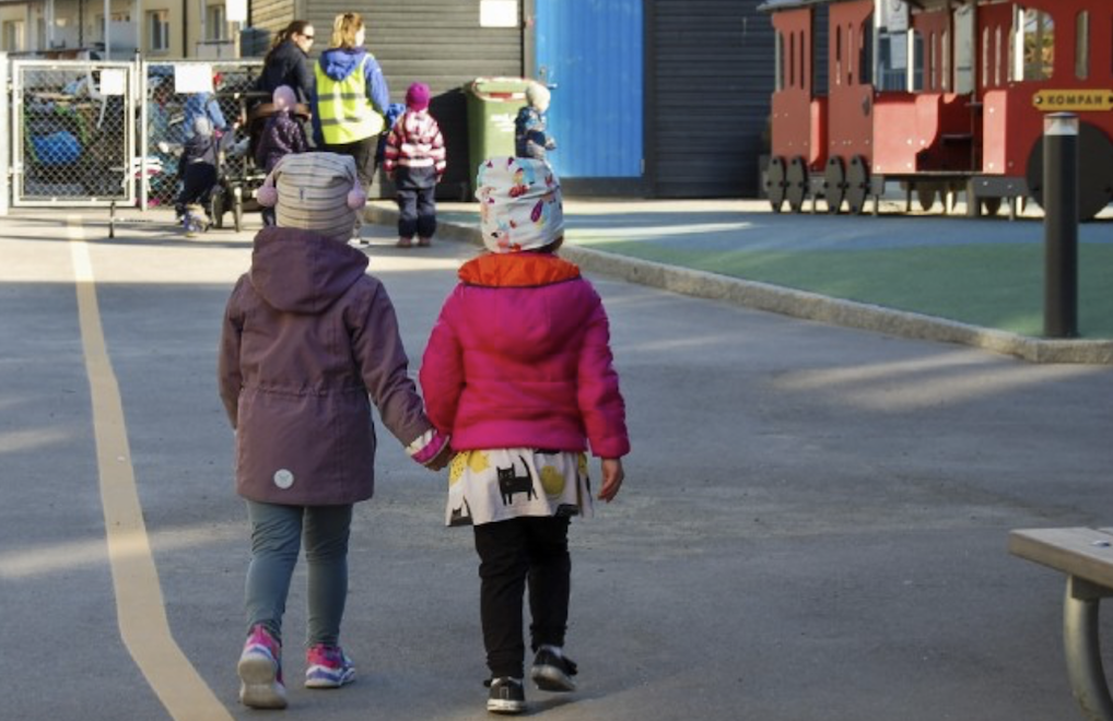 Hoc sinh tieu hoc Nauy quay lai truong anh 7