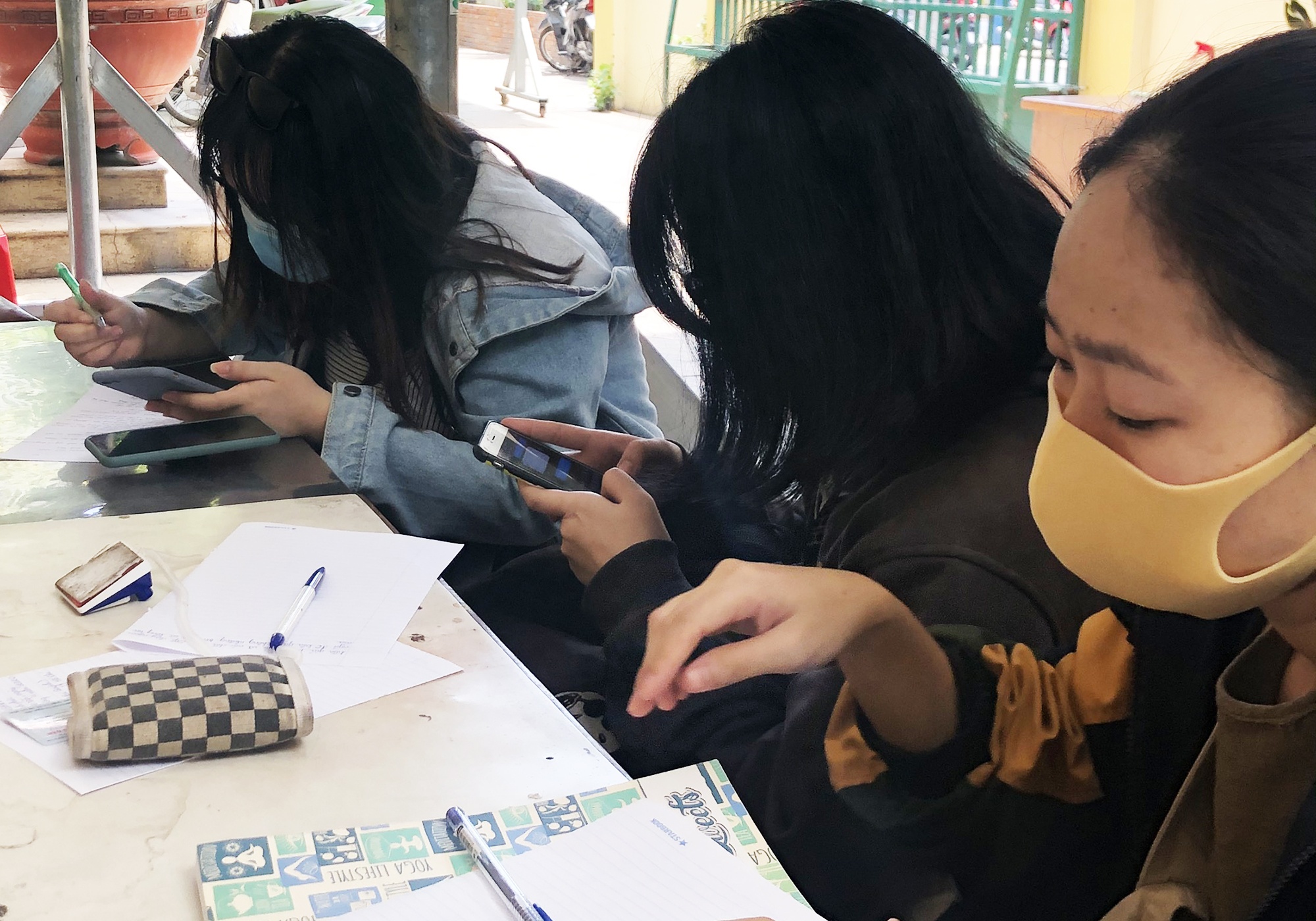 Hoc vien tai TP.HCM to co giao day IELTS sua diem, lua nguoi hoc hinh anh