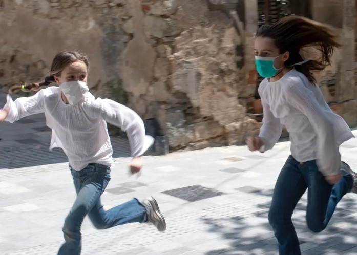 Tre em Tay Ban Nha hanh phuc khi duoc o ngoai troi mot gio moi ngay hinh anh