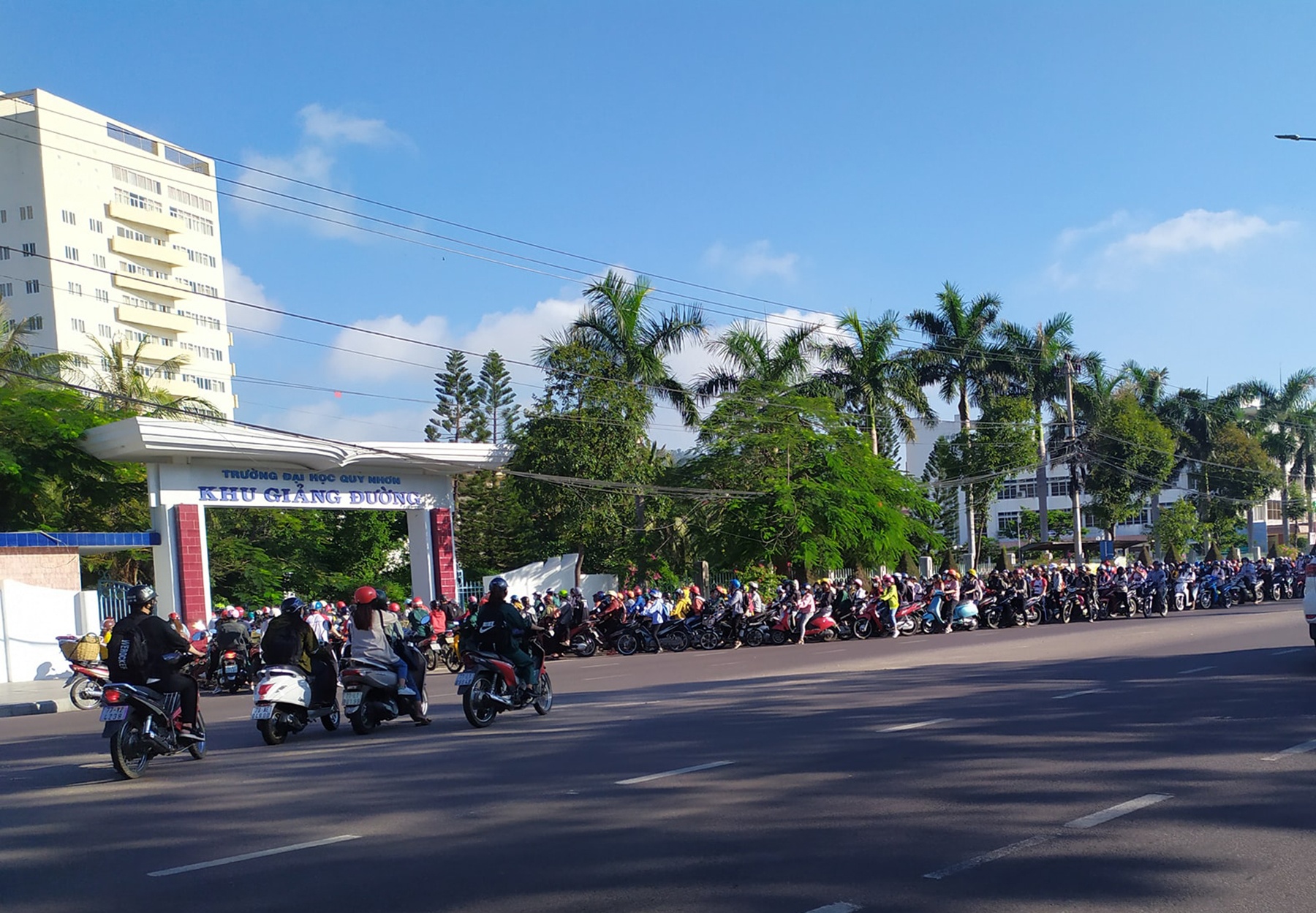 Sinh vien nhan li xi anh 6