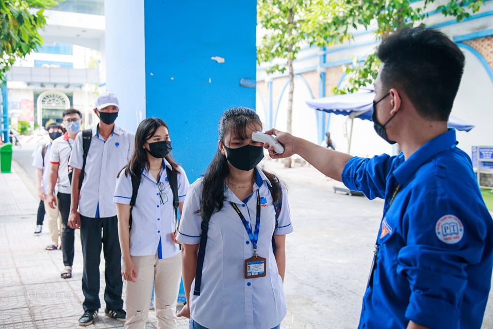 Sinh vien nhan li xi anh 7