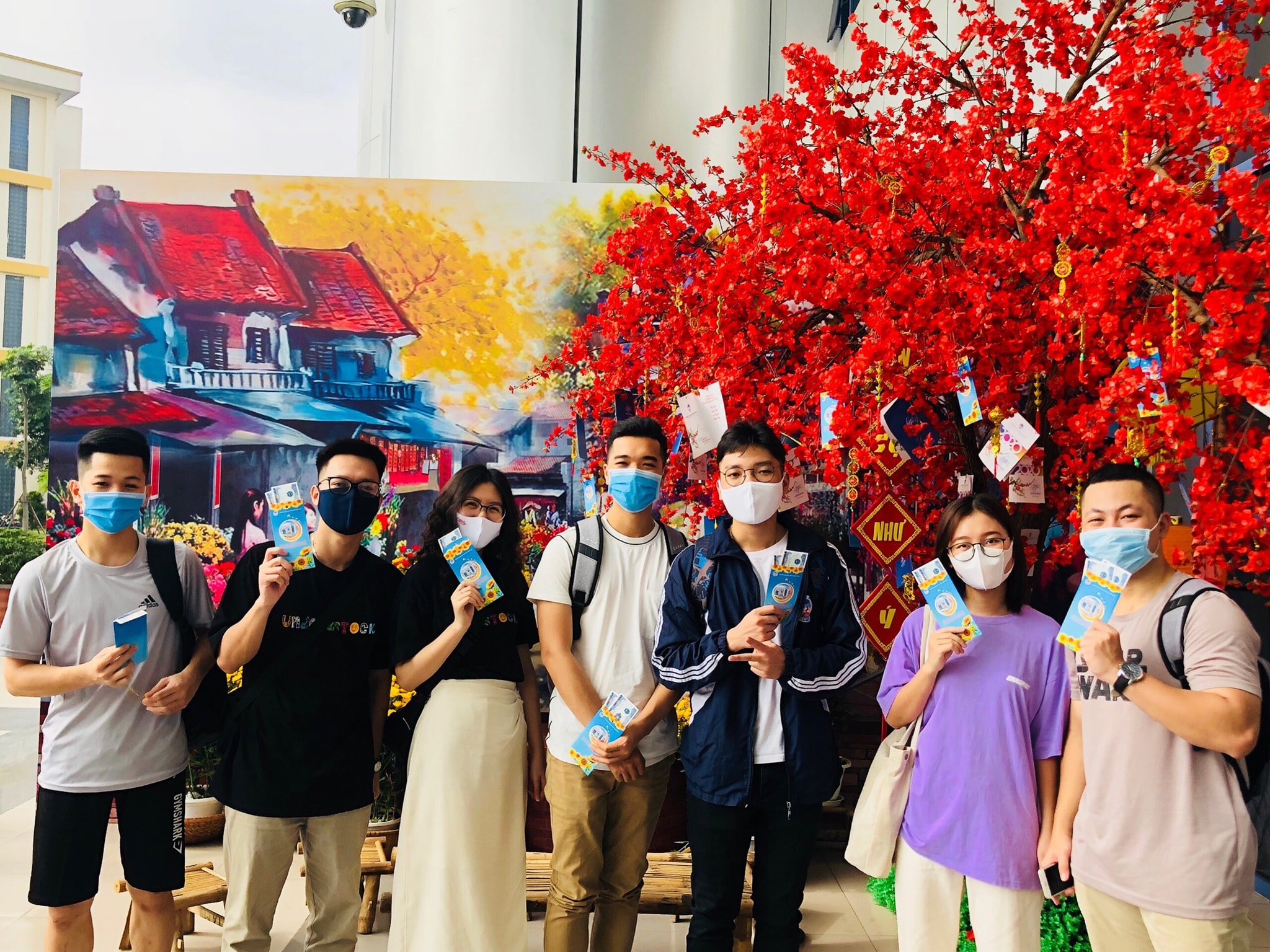 Sinh vien nhan li xi anh 1