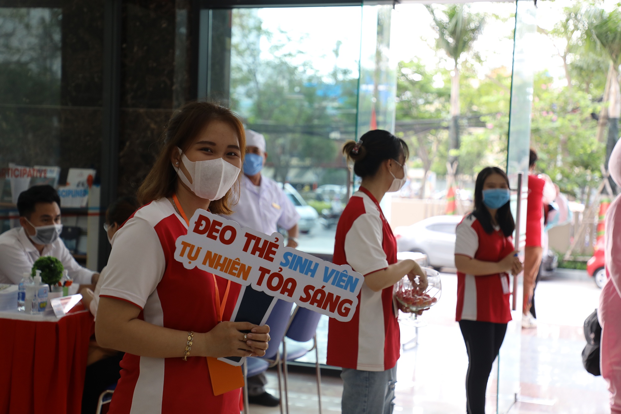 Sinh vien nhan li xi anh 9