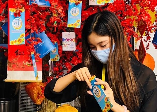 Sinh vien xep hang do than nhiet, nhan li xi khi tro lai truong hinh anh