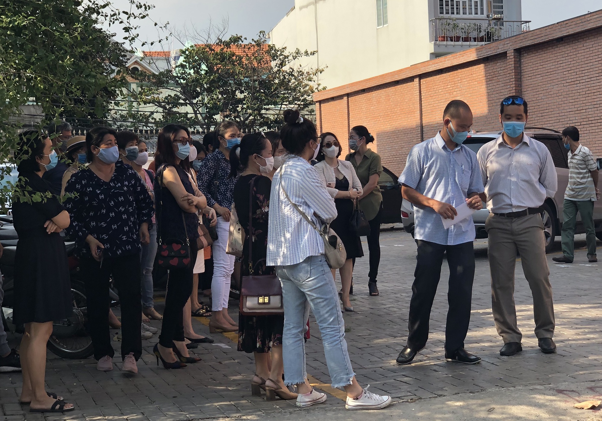 Them phu huynh tai TP.HCM keo den truong phan doi hoc phi hinh anh