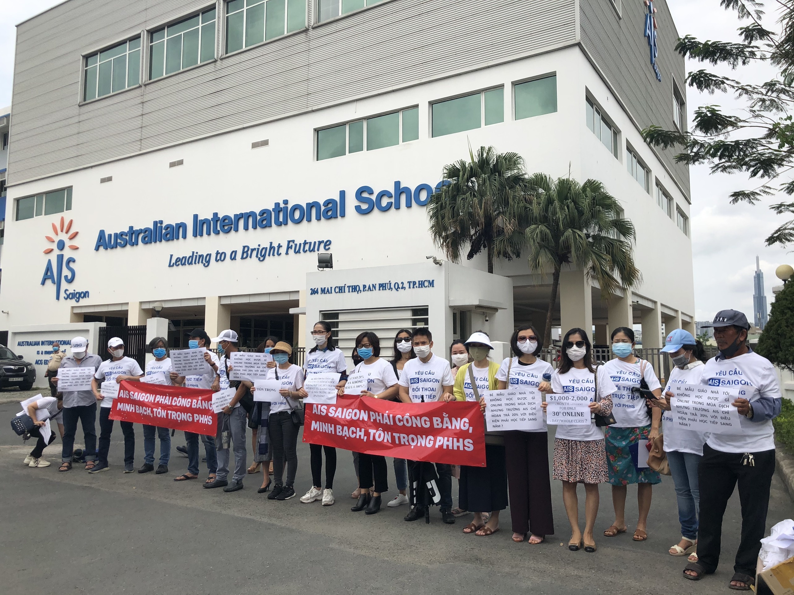 Phu huynh truong quoc te tiep tuc doi truong day bu anh 1