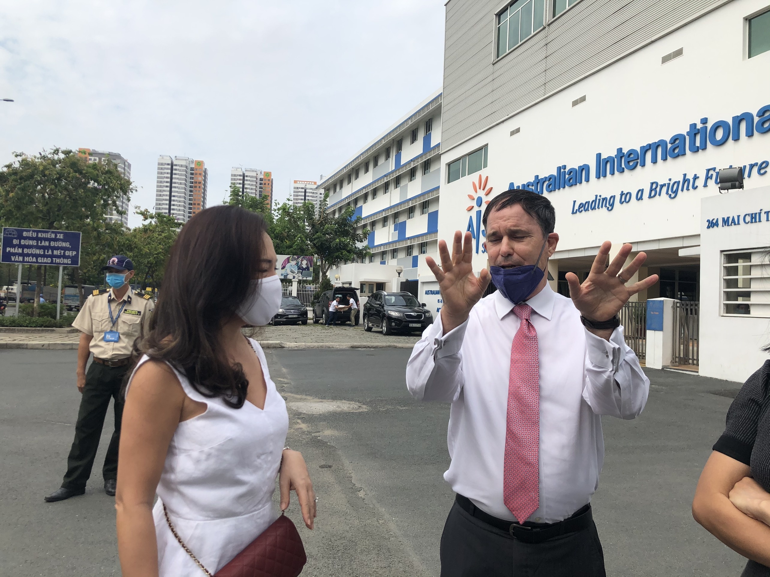 Phu huynh truong quoc te tiep tuc doi truong day bu anh 3