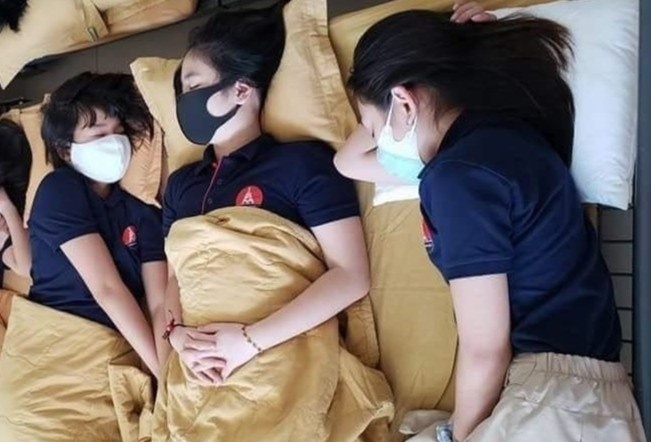 Hieu truong giat minh khi thay anh hoc sinh deo khau trang luc ngu hinh anh