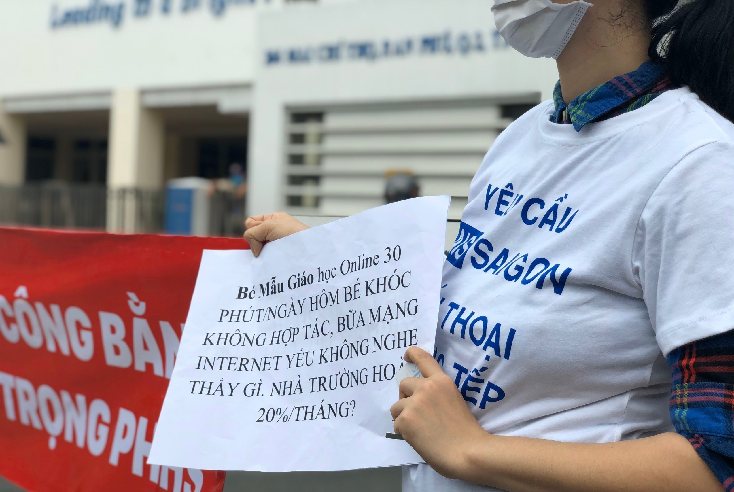 Phu huynh mac dong phuc, yeu cau truong AIS Saigon doi thoai hoc phi hinh anh