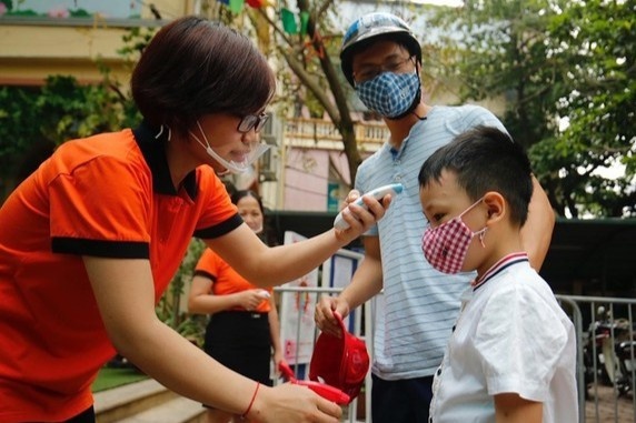 Truong mam non giao nhan tre o cong truong hinh anh