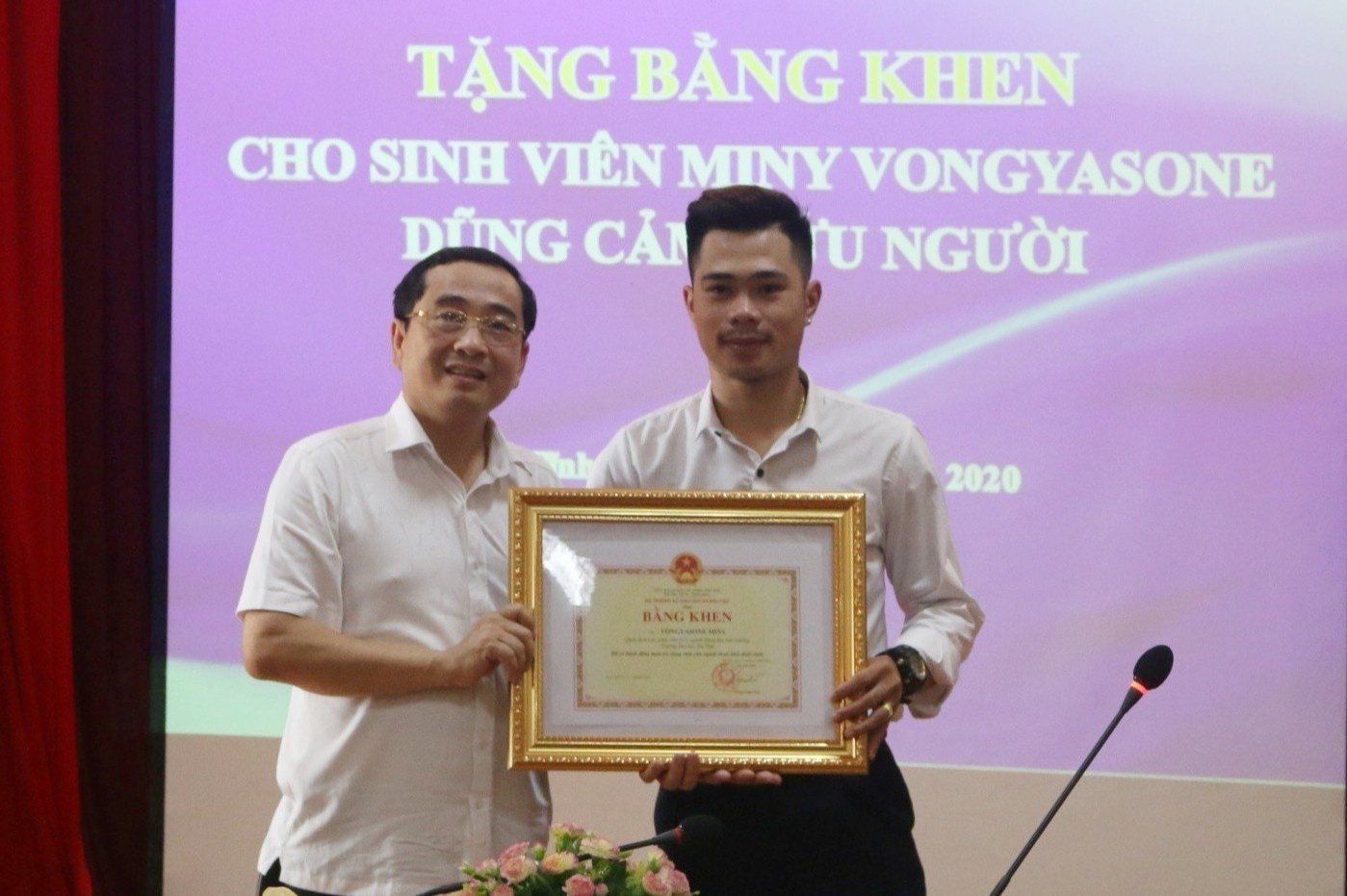 Bo truong GD&DT tang bang khen cho sinh vien Lao cuu nguoi duoi nuoc hinh anh