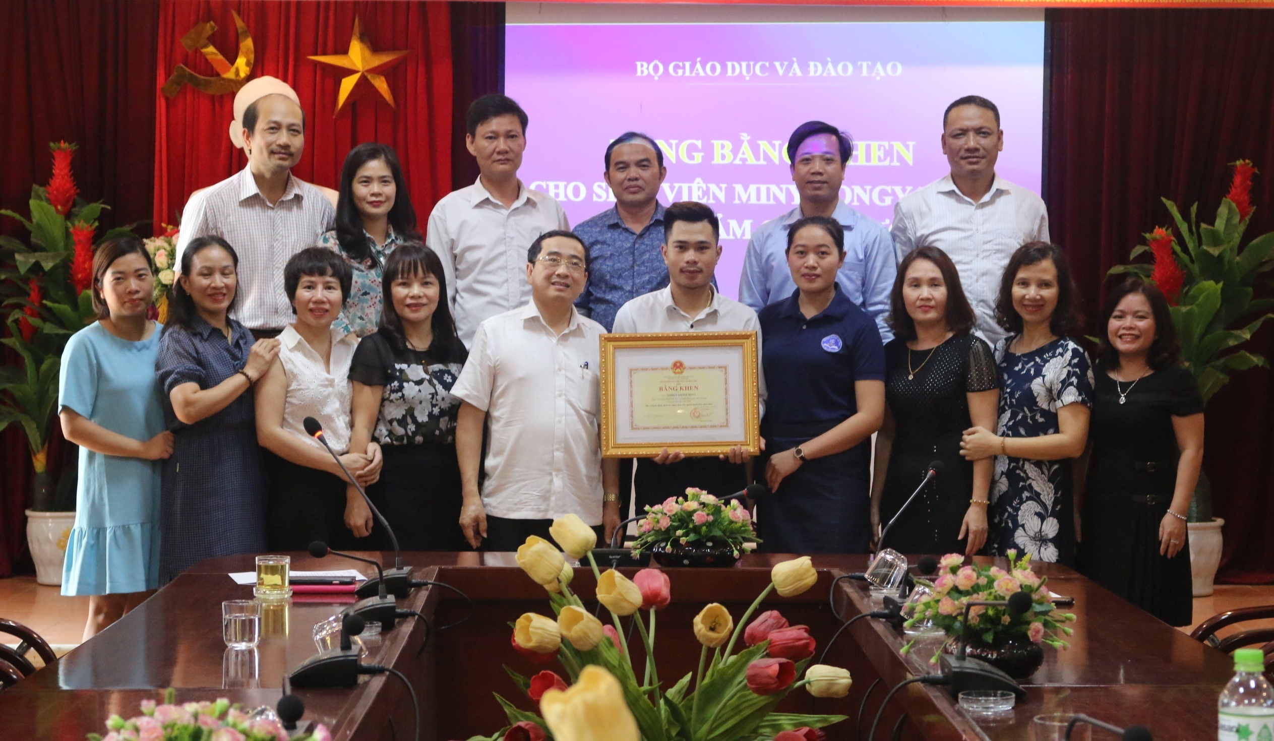 sinh vien Lao cuu nguoi duoi nuoc anh 1