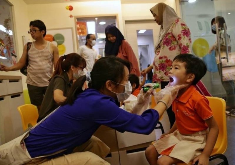 Singapore xet nghiem tat ca giao vien mam non truoc khi mo cua truong hinh anh