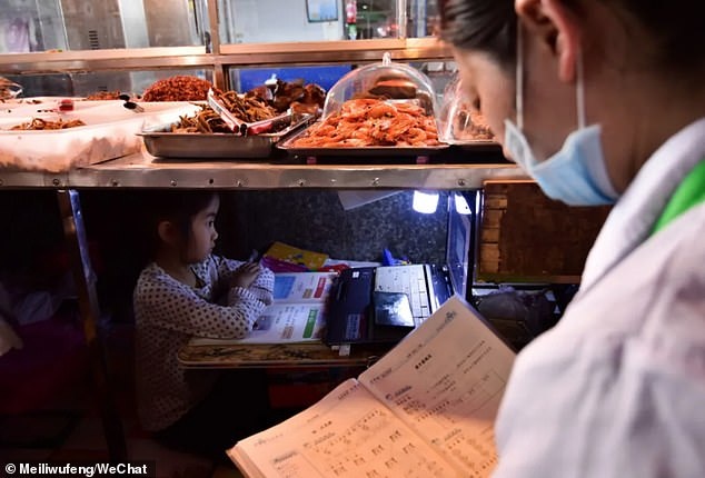 Co be 7 tuoi hoc duoi gam sap hang anh 1