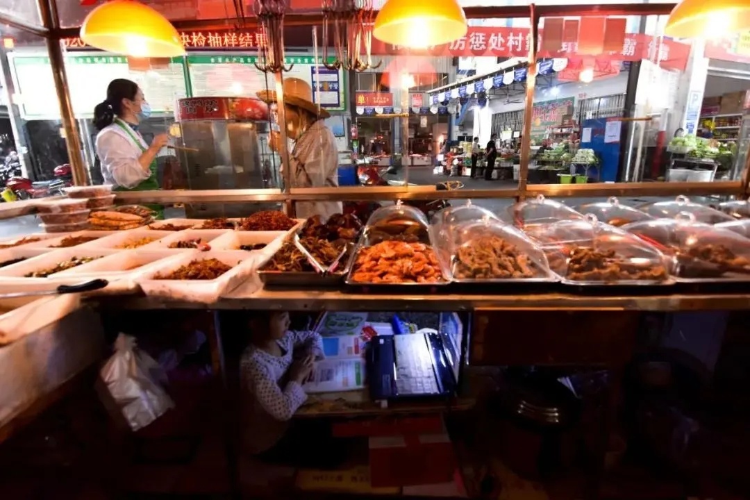 Co be 7 tuoi hoc duoi gam sap hang anh 2