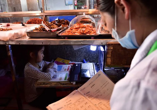 Be gai 7 tuoi o Trung Quoc hoc duoi gam sap hang cua cha me hinh anh