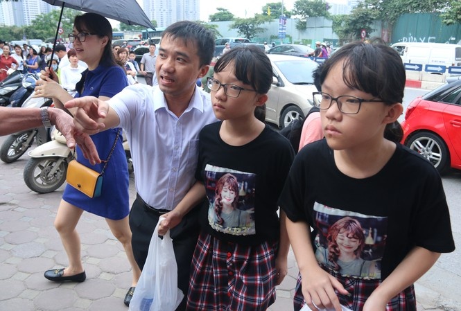 Phu huynh lo vong ho so tuyen sinh lop 6 chuyen Ha Noi Amsterdam hinh anh