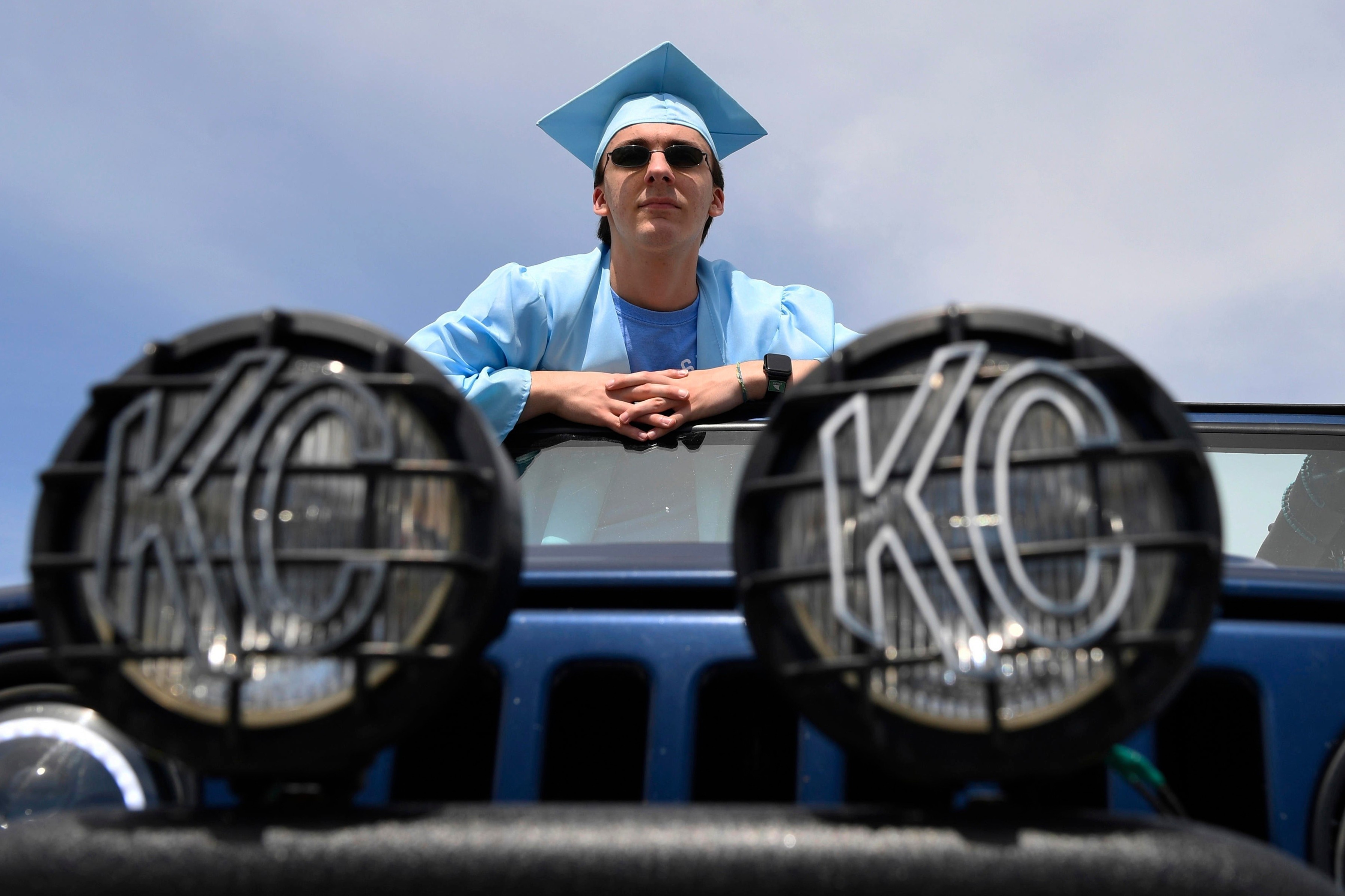 Cach an mung tot nghiep khac la cua hoc sinh My mua dich hinh anh