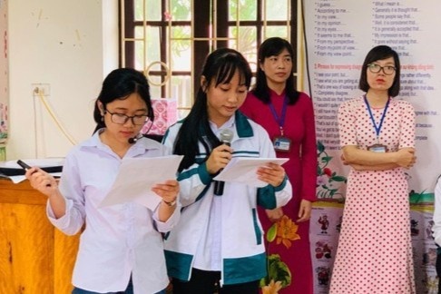 Giao vien ap luc khi cho diem, nhan xet hang tram hoc sinh hinh anh