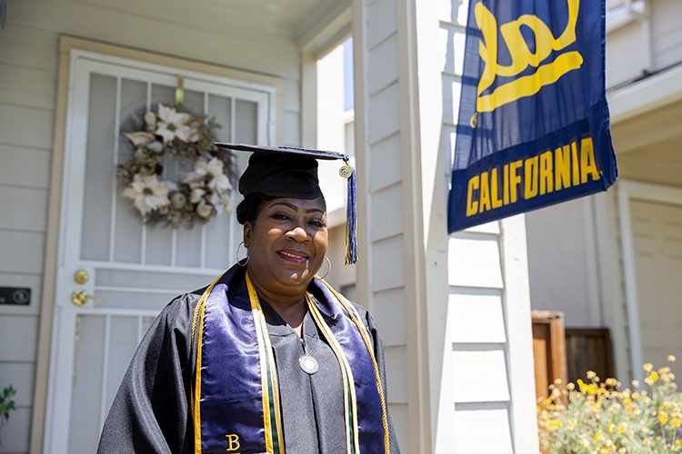 Nguoi ba 67 tuoi tot nghiep Berkeley anh 2