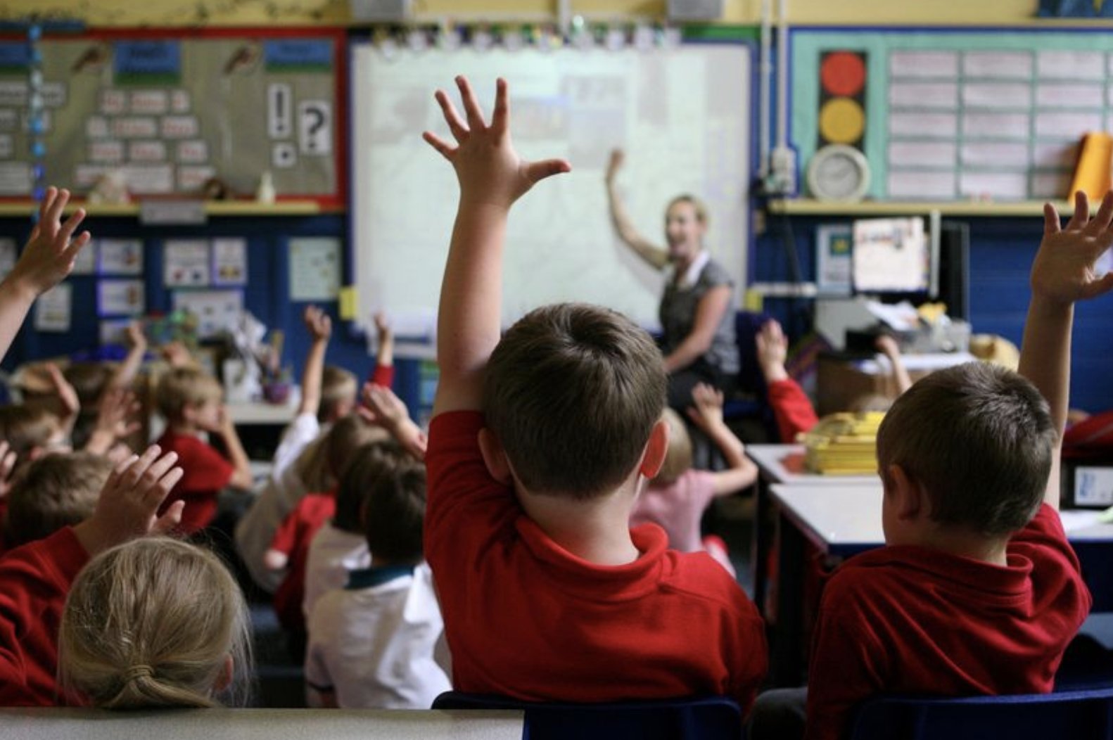 Nhieu phu huynh Anh phan doi truong hoc mo cua vao thang 6 hinh anh