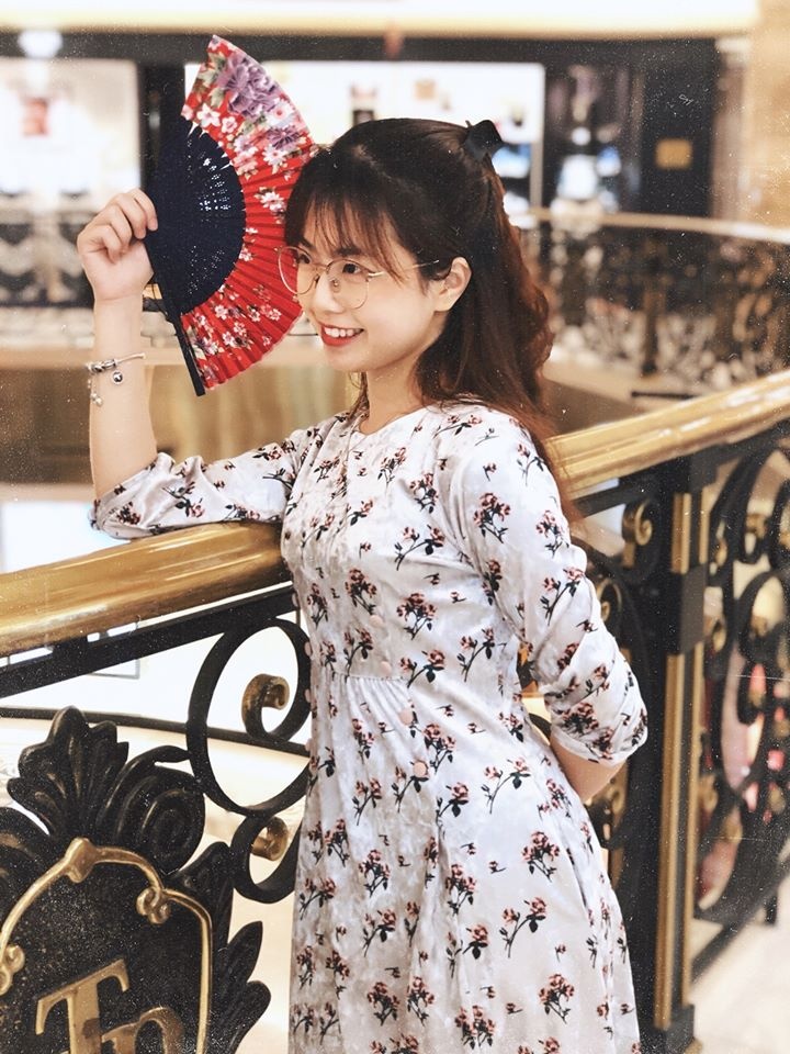 Nhan sac,  nu giang vien,  Kinh te quoc dan anh 10