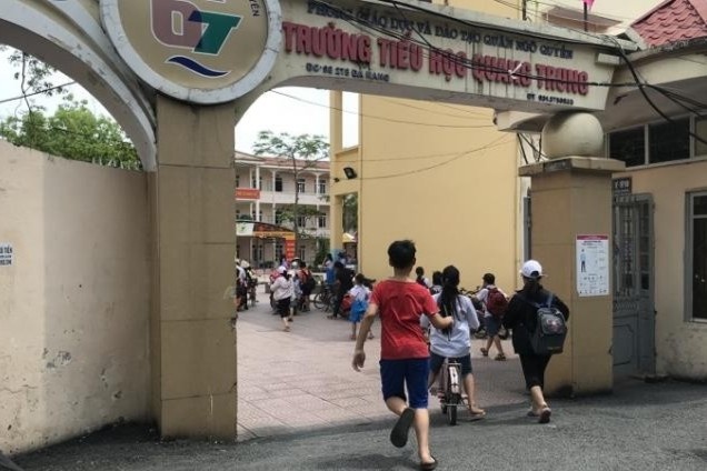Hoc sinh bi phe binh vi di hoc som: Nha truong nhan trach nhiem hinh anh