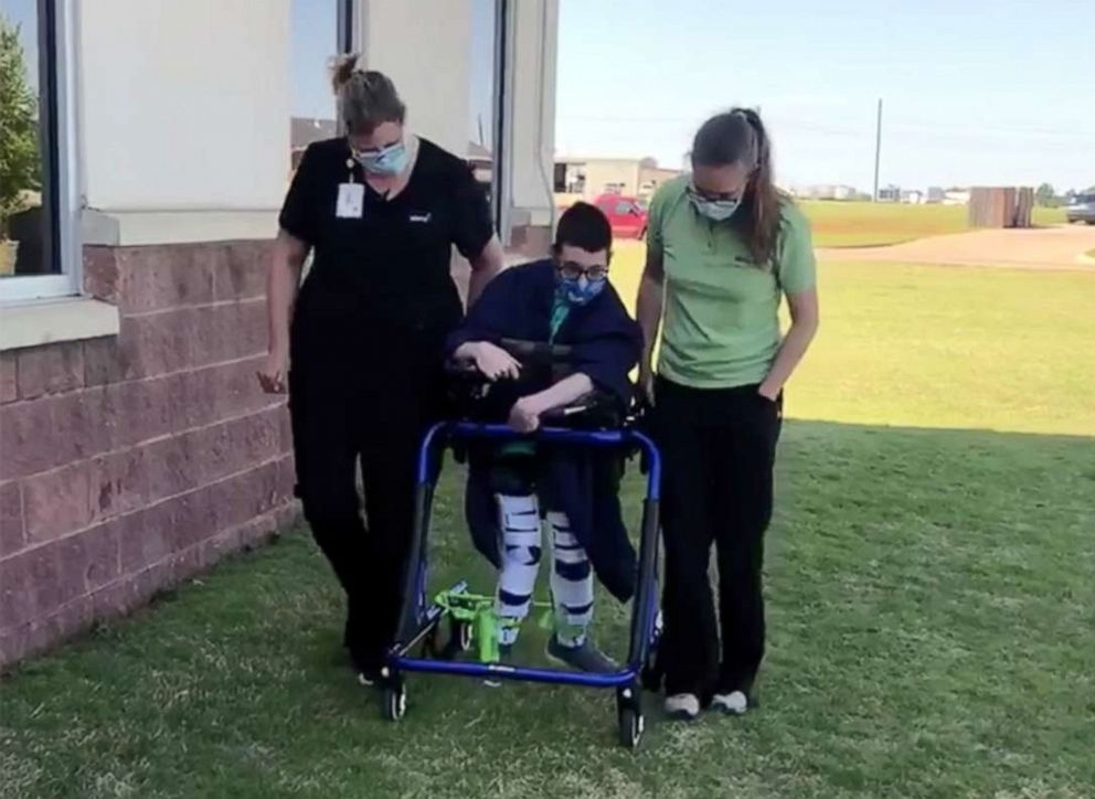 học sinh trung học bại não tự bước đi trong lễ tốt nghiệp ảnh 2 hoc sinh trung hoc bai nao tu buoc di trong le tot nghiep anh 2