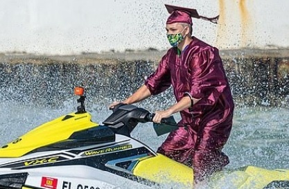 Hoc sinh lai mo to nuoc nhan bang tot nghiep tren bien hinh anh