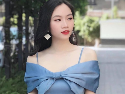 Nu sinh tung tu ti vi so huu chieu cao 1,72 m hinh anh