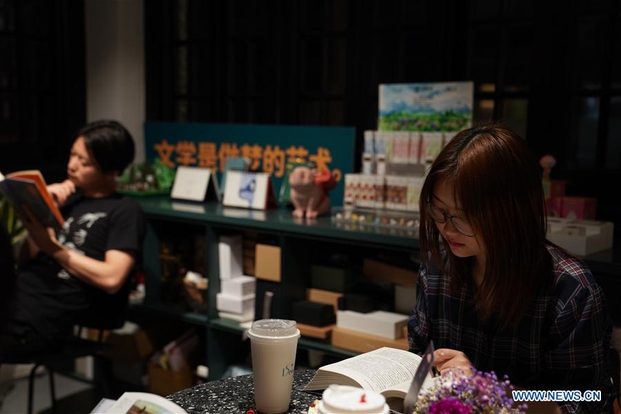 Hieu sach Thuong Hai cung cap dich vu 'ban dem khuya' hinh anh