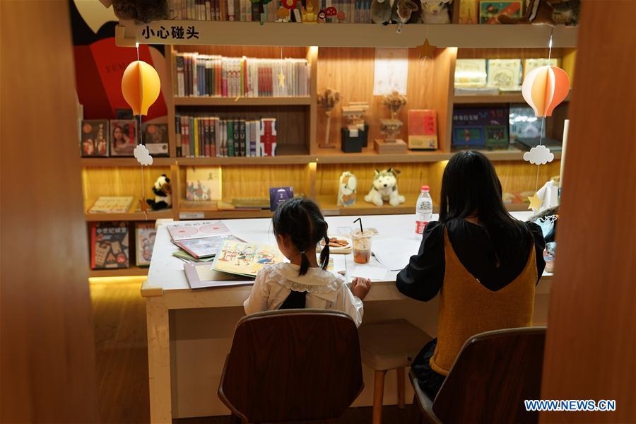 Nha sach Thuong Hai cung cap "ban dem khuya" anh 2