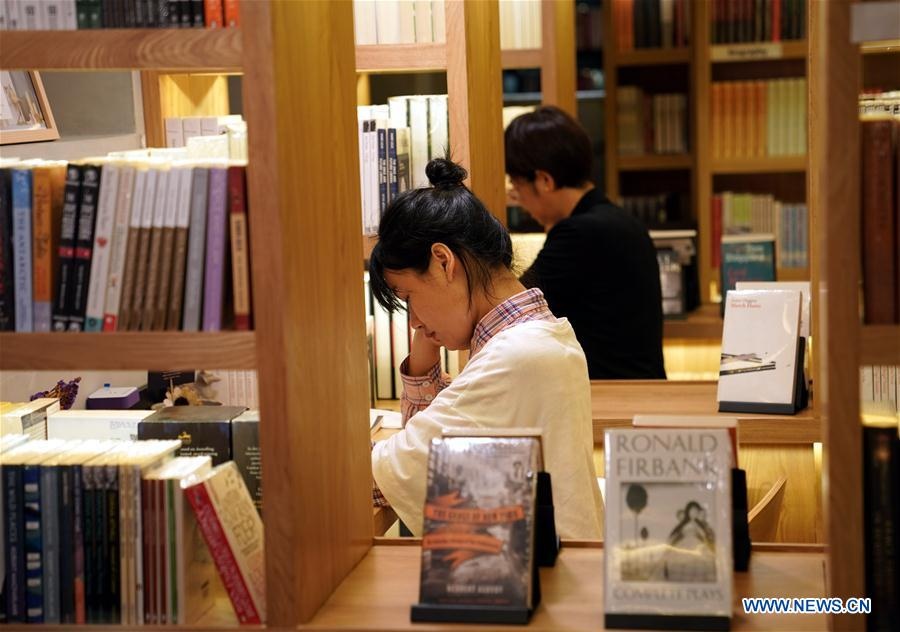 Nha sach Thuong Hai cung cap "ban dem khuya" anh 3