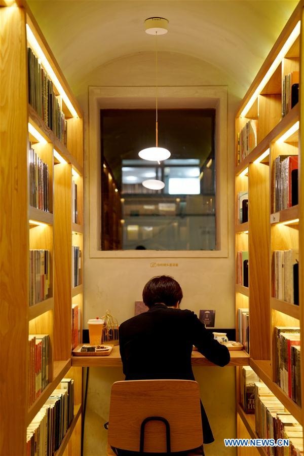 Nha sach Thuong Hai cung cap "ban dem khuya" anh 4