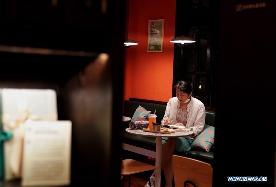 Nha sach Thuong Hai cung cap "ban dem khuya" anh 5