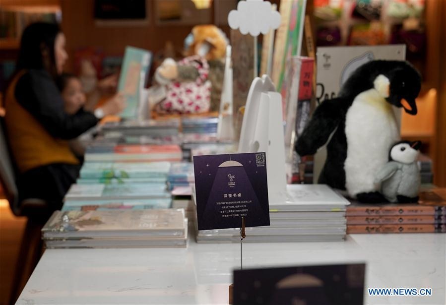 Nha sach Thuong Hai cung cap "ban dem khuya" anh 6