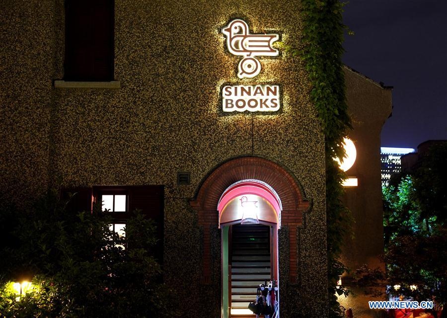 Nha sach Thuong Hai cung cap "ban dem khuya" anh 7