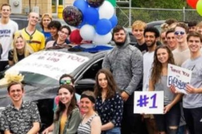 Thay giao bat ngo nhan oto do hoc sinh tang hinh anh