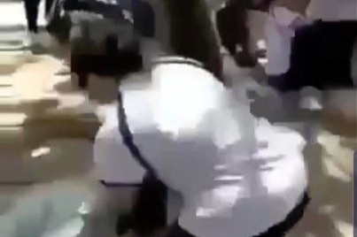 Yeu cau dieu tra vu 2 nu sinh lop 8 bi tat, dap dau xuong nen gach hinh anh