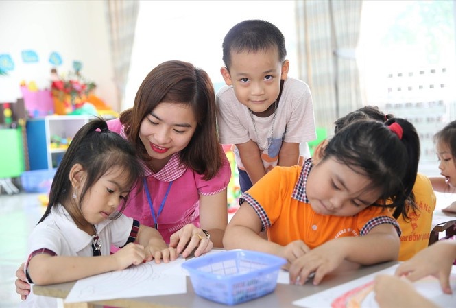 Giao vien mam non muon ve huu o tuoi 55 hinh anh