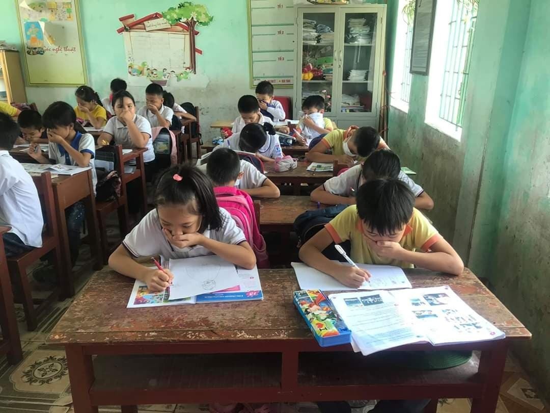 Hoc sinh Thai Binh vua hoc vua bit mui vi mui hoi thoi bua vay hinh anh