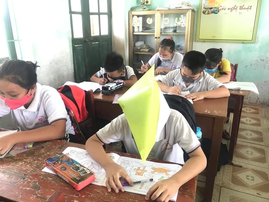 hoc sinh bit mui trong lop anh 1