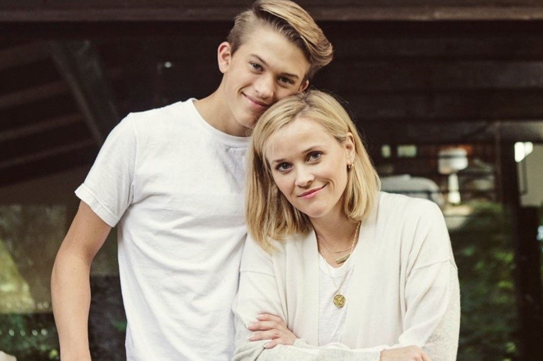 Be trai gan gui voi me de thanh cong trong tuong lai hinh anh