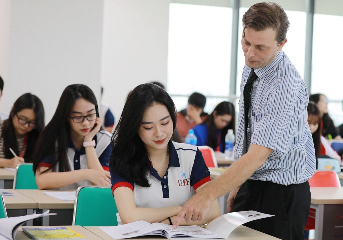 Hoc tieng Anh o truong dai hoc co gi khac? hinh anh