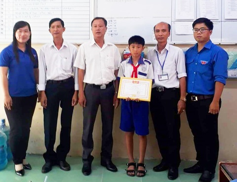 Hoc sinh lop 5 nhat duoc 68 trieu dong, tra nguoi danh roi hinh anh