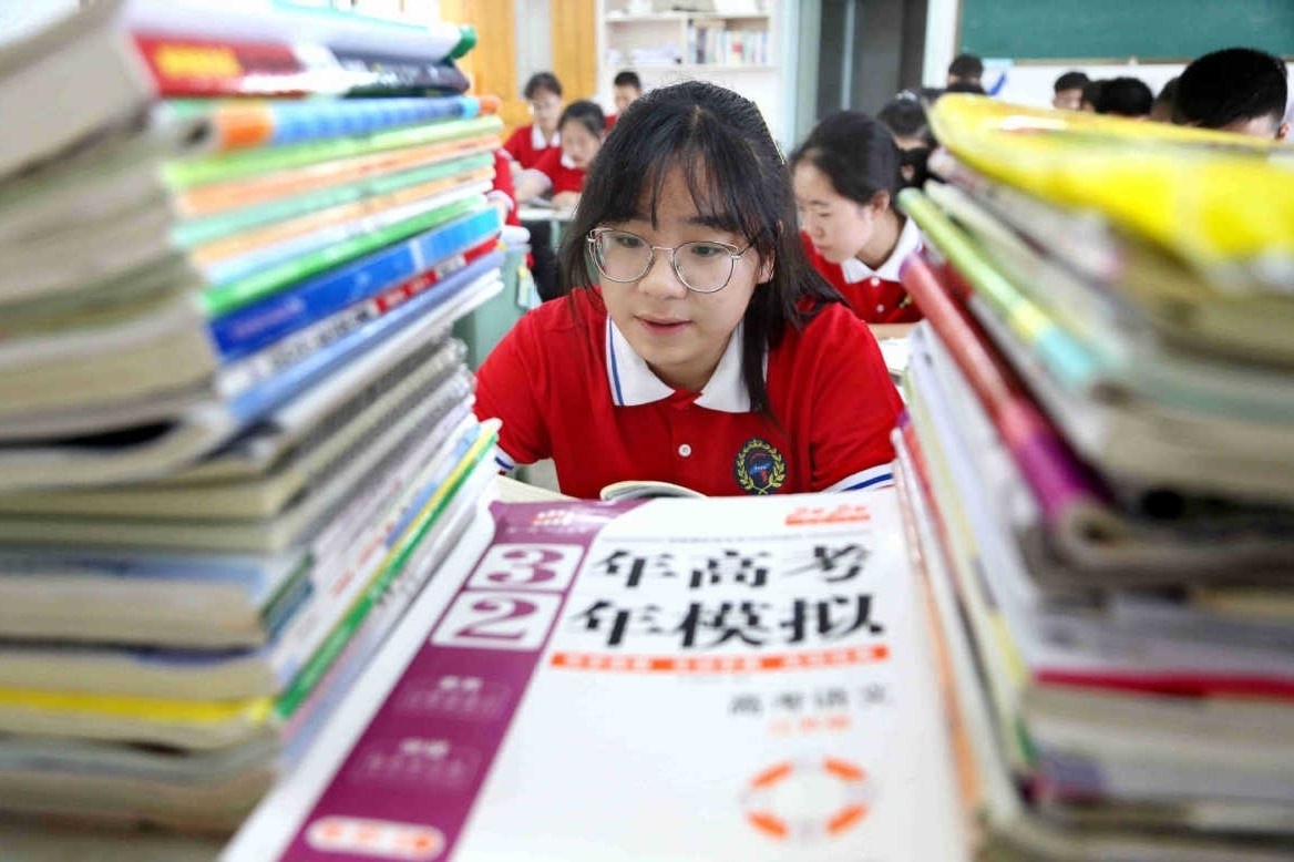 Si tu Trung Quoc on bai ngay dem cho ky thi khac nghiet nhat the gioi hinh anh