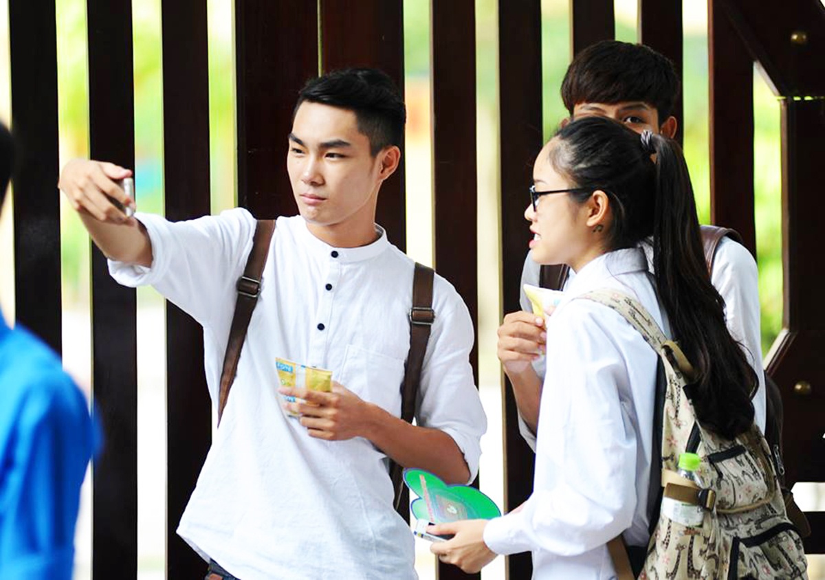 Dung dien thoai ban gai dang ky nguyen vong, nam sinh truot dai hoc hinh anh