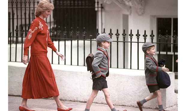 dong phuc di hoc cua gia dinh hoang gia anh 3